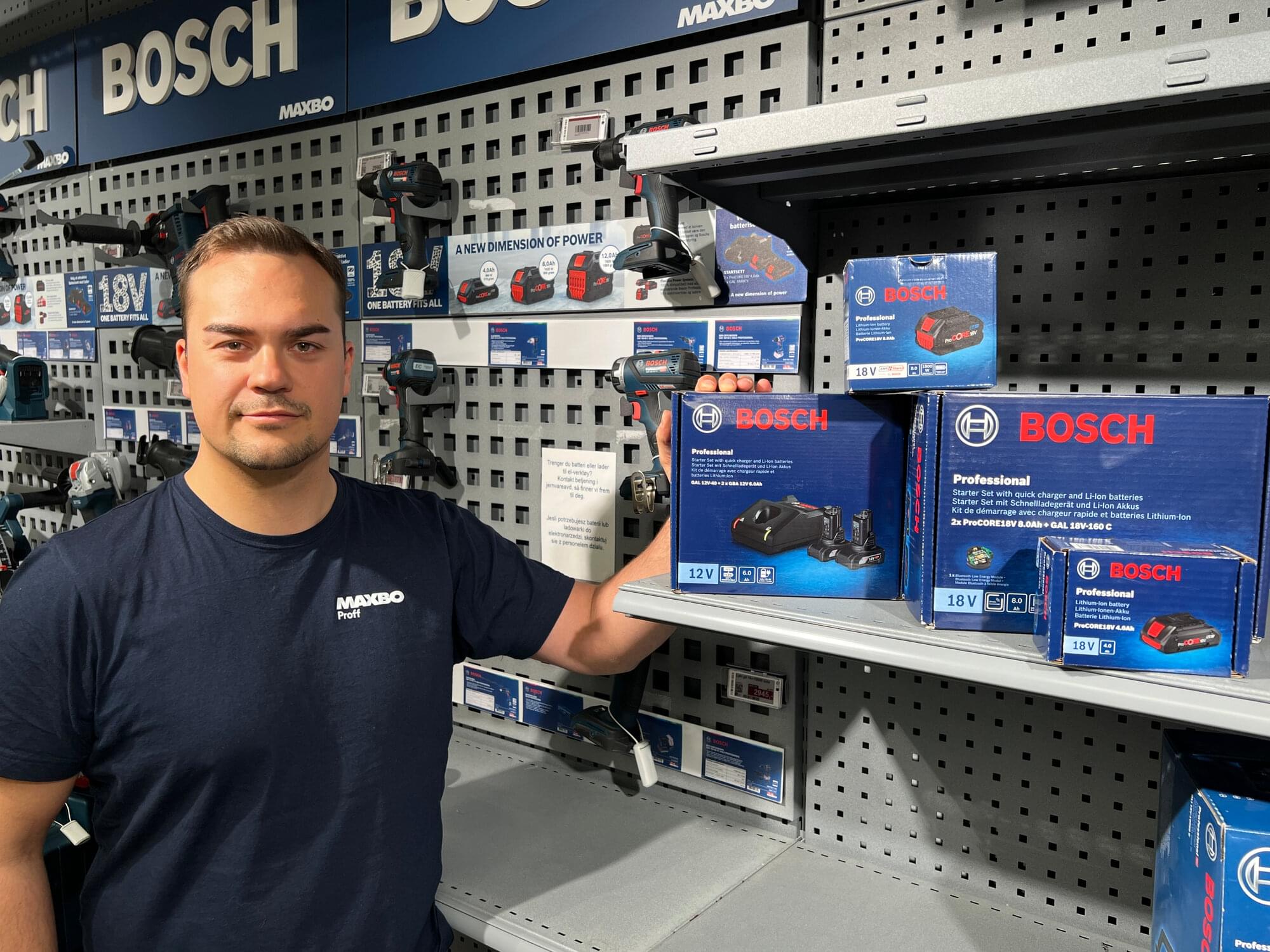 Maxbo Proff-selger viser frem de nye ProCORE-batteriene fra Bosch